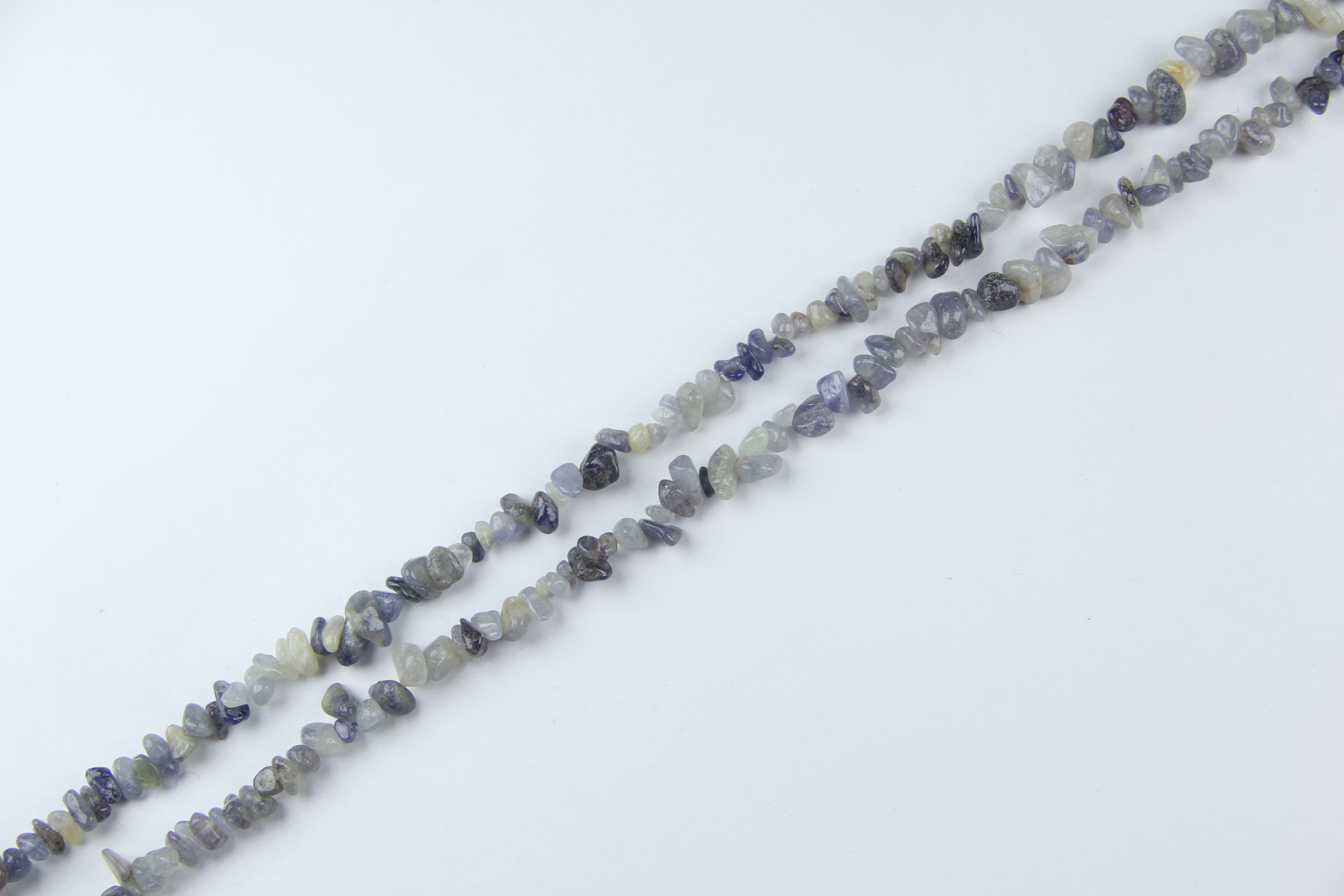 Irregular long chain of cordierite