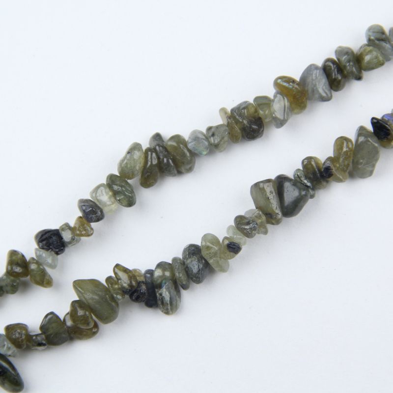 Close-up of labradorite stone iridescence, natural aurora gemstone with七彩 flash
