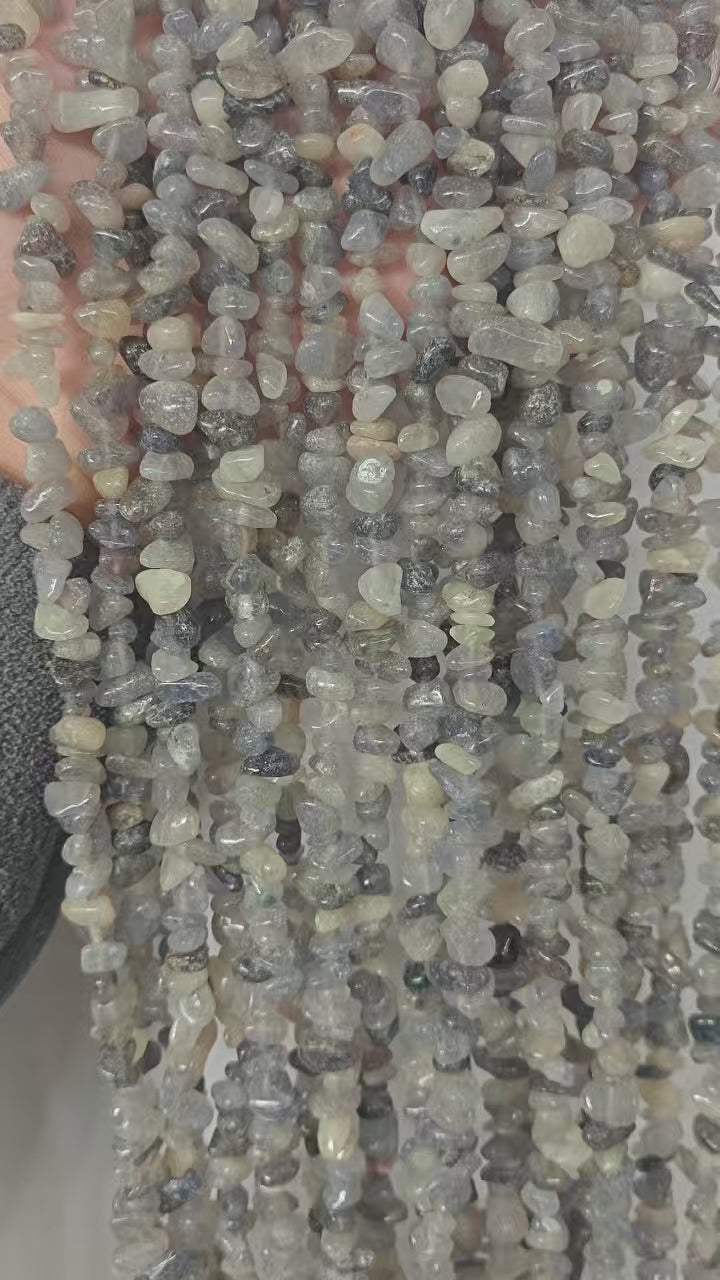 Irregular long chain of cordierite