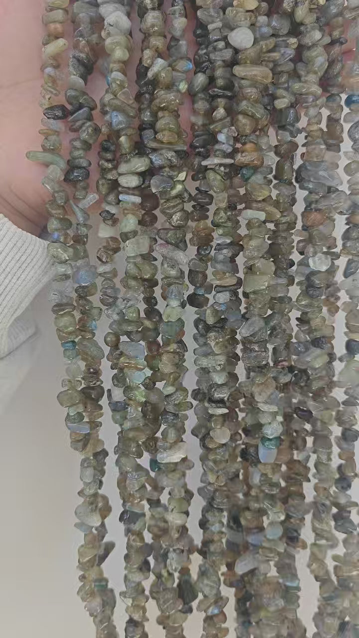 360 video of labradorite bracelet showing七彩 iridescence, natural aurora stone jewelry